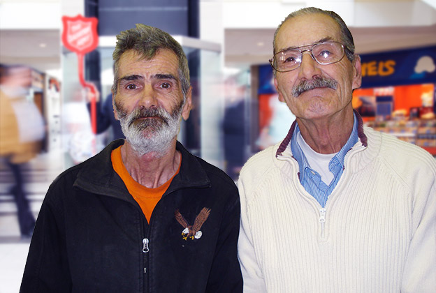 Un homme de Belleville (Ontario) reconnaît son frère perdu de vue depuis longtemps, alors que ce dernier travaille bénévolement pour la campagne des marmites de Noël
