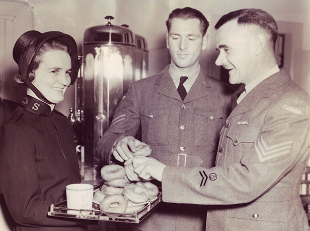 L’Armée du Salut honore les vétérans lors de la Journée nationale des beignets
